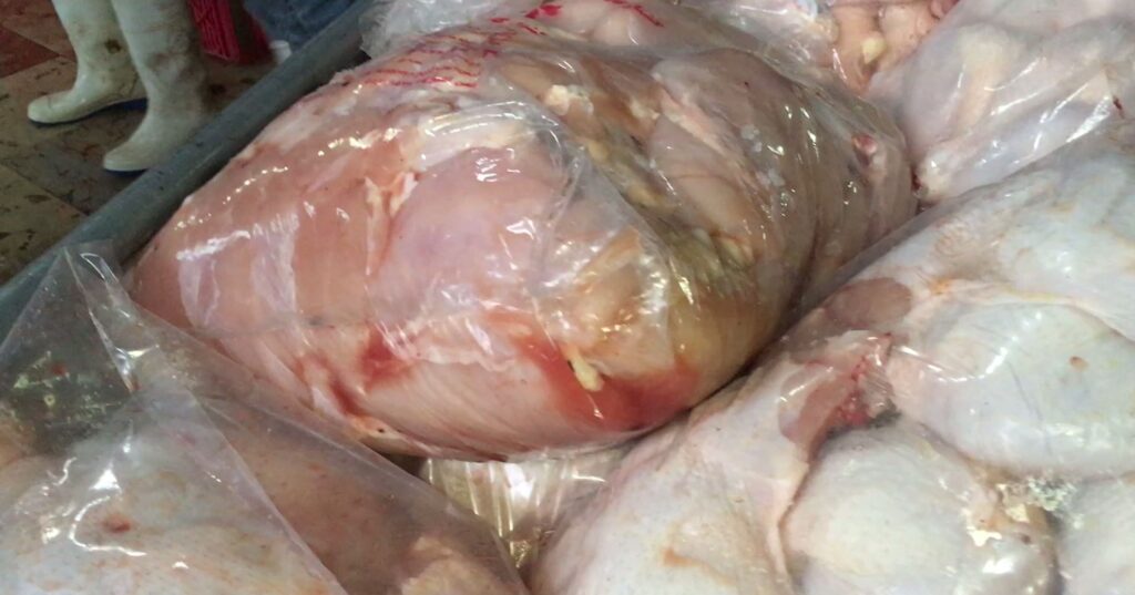 2 2 | ۲۴۰۰ کیلو مرغ قطعه بندی شده در باقرشهر کشف و ضبط شد