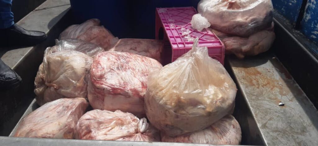 4 5 | بیش از 280 کیلوگرم مرغ فاسد و قطعه بندی شده در باقرشهر کشف شد