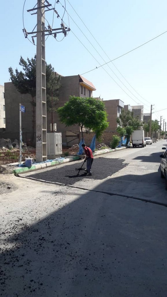 اجرای عملیات لکه گیری و آسفالت معابر روستای قمصر