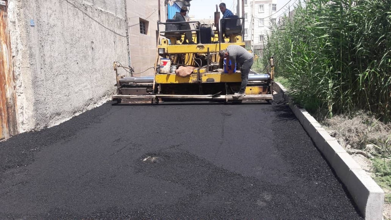 اجرای عملیات روکش آسفالت کوچه باغ روستای قمصر