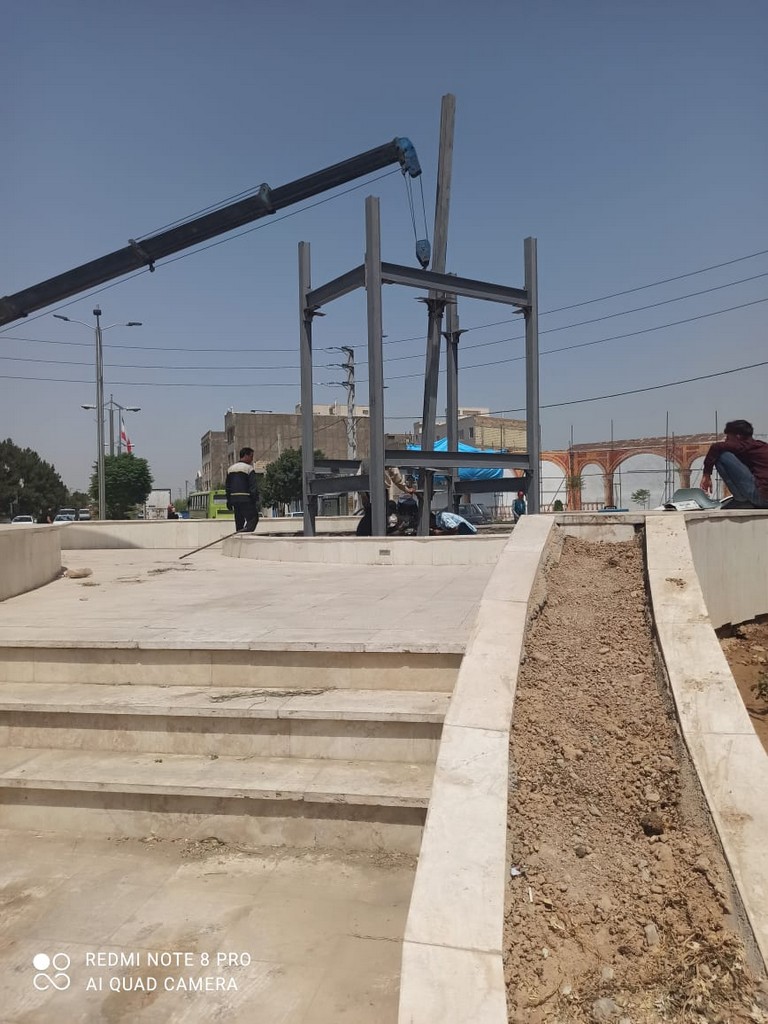 gpj 5 | نصب سازه اولیه المان در میدان شهدای روستای قمصر