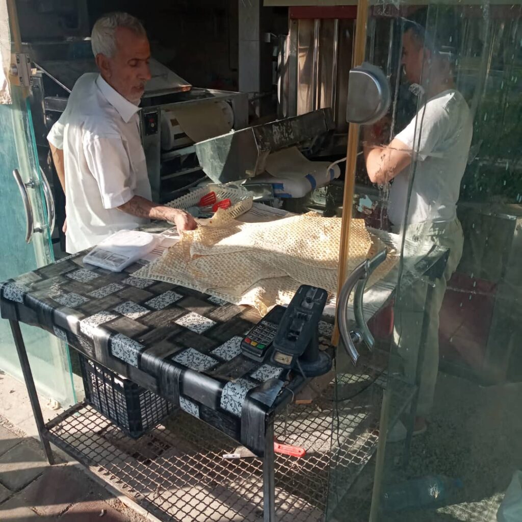 6 | گزارش تصویری| بازدید بازرسان بخشداری کهریزک از نانوایی های سطح بخش