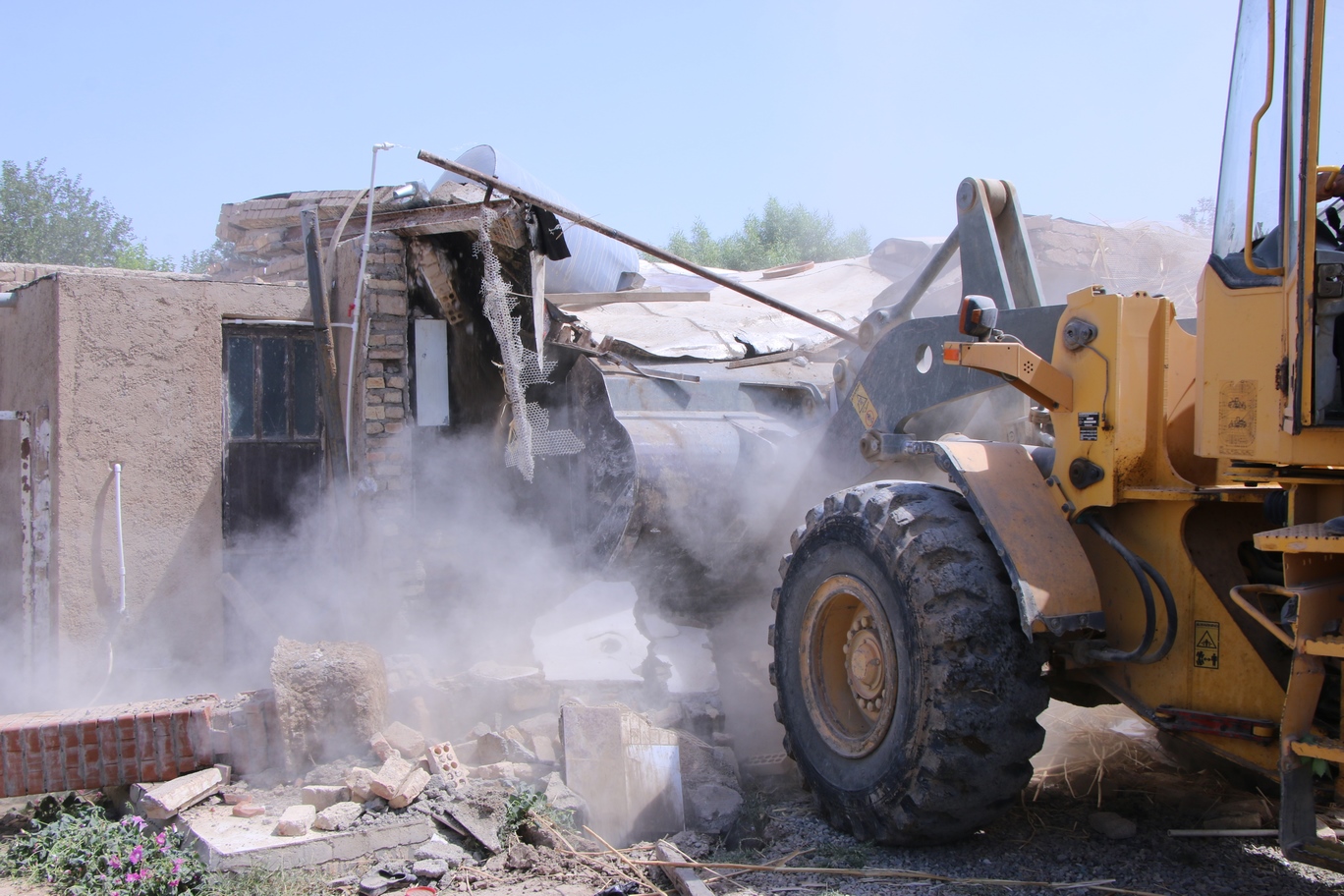 تخریب ساخت‌وسازهای غیرمجاز در حریم روستای گلحصار/ آزادسازی ۴ هکتار از اراضی کشاورزی