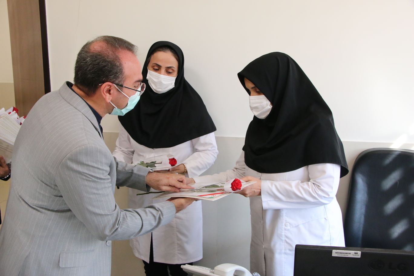 تجلیل از کارکنان مراکز درمانی و واکسیناسیون بخش کهریزک