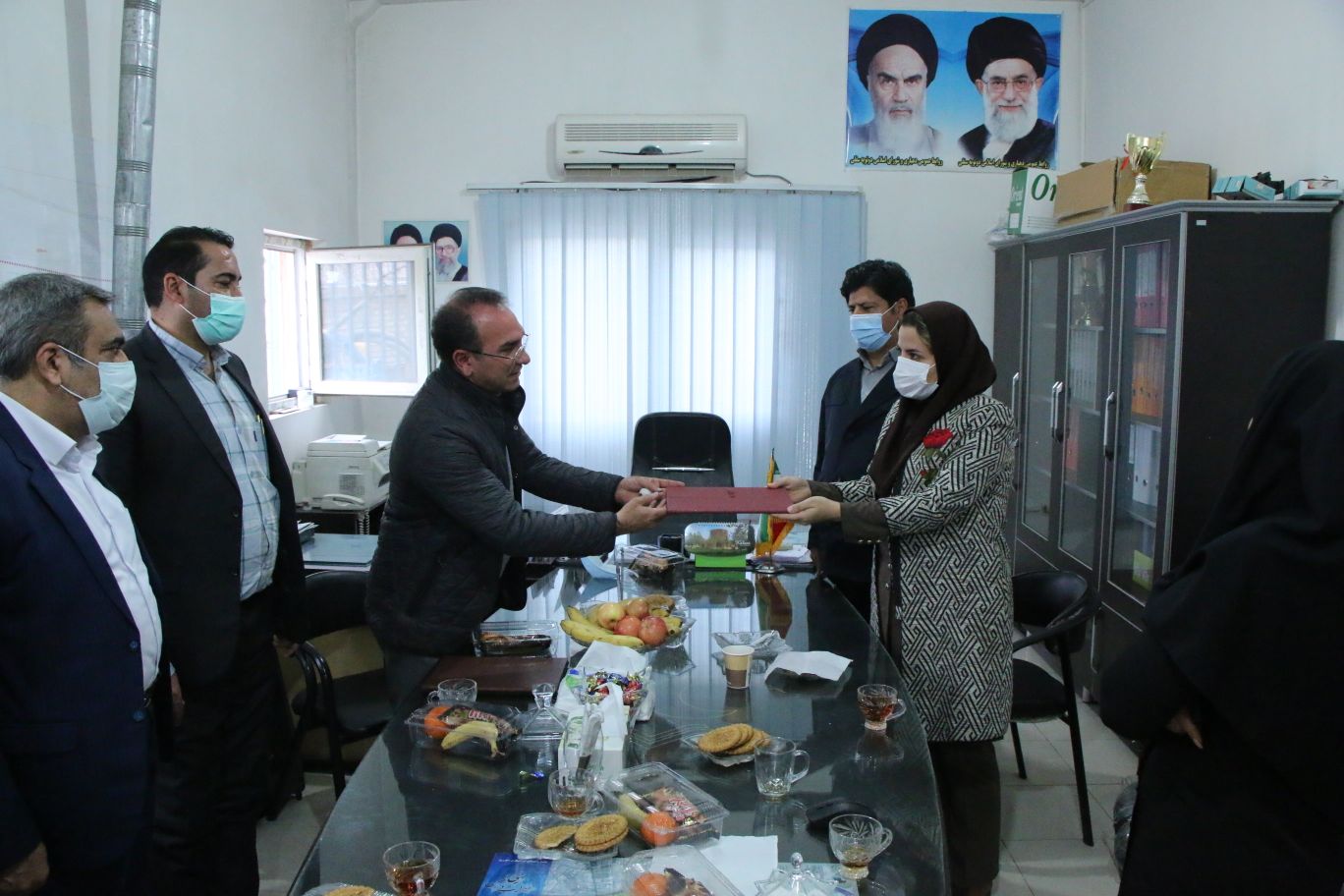 اهدای حکم دهیار روستای دوتویه توسط بخشدار کهریزک