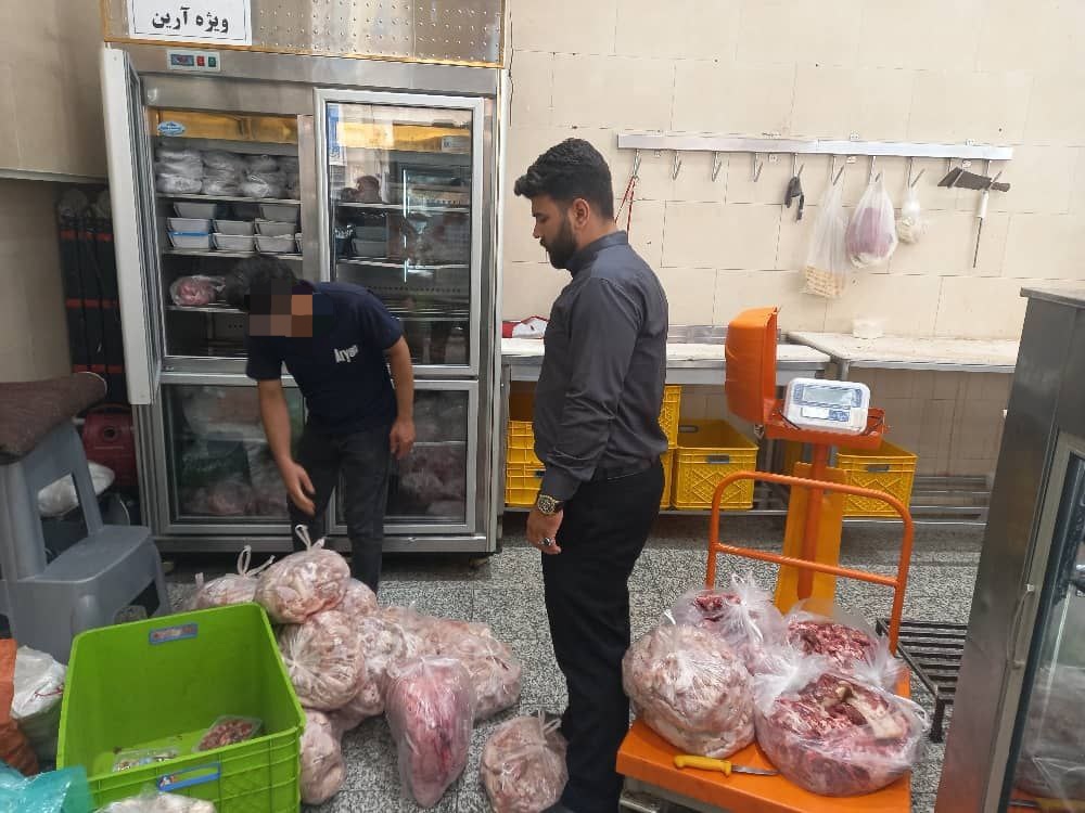 کشف و امحاء ۳۰۰کیلو مرغ فاقد هویت فاسد شده در یکی از مراکز توزیع گوشت کهریزک