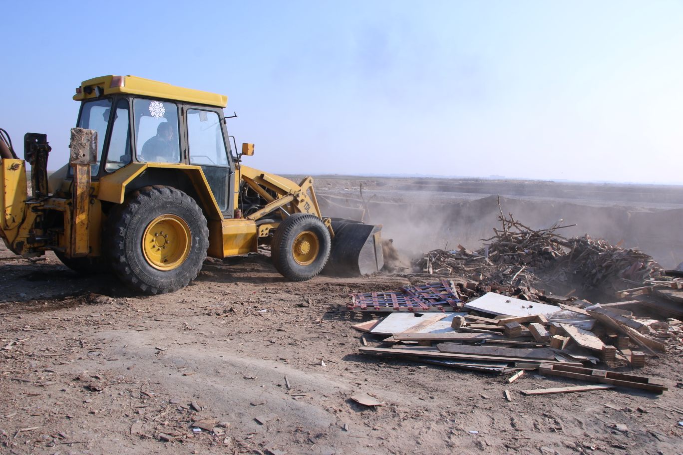 تخریب کوره‌های غیرمجاز تولید زغال در بخش کهریزک